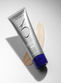 Broad Spectrum Sunscreen on gray background with a cream swatch 画像番号 2